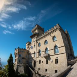 Staatsarchiv San Marino erstrahlt in vollem Glanz: Aufgenommen mit einem Weitwinkelobjektiv direkt vor dieser atemberaubenden Sehenswürdigkeit in San Marino