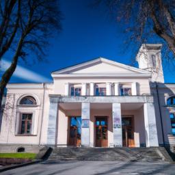 Stadttheater Franzensbad erstrahlt in vollem Glanz: Aufgenommen mit einem Weitwinkelobjektiv direkt vor dieser atemberaubenden Sehenswürdigkeit in Franzensbad