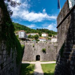 Stadtmauern von Herceg Novi erstrahlt in vollem Glanz: Aufgenommen mit einem Weitwinkelobjektiv direkt vor dieser atemberaubenden Sehenswürdigkeit in Herceg Novi