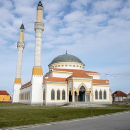 Stadtmoschee Bugojno erstrahlt in vollem Glanz: Aufgenommen mit einem Weitwinkelobjektiv direkt vor dieser atemberaubenden Sehenswürdigkeit in Bugojno