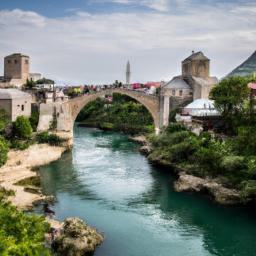 Stari Most, Mostar erstrahlt in vollem Glanz: Aufgenommen mit einem Weitwinkelobjektiv direkt vor dieser atemberaubenden Sehenswürdigkeit in Bosnien und Herzegowina