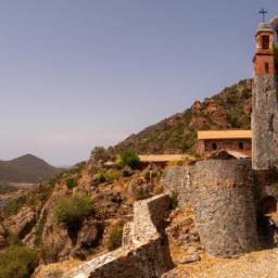 Stavrovouni Monastery erstrahlt in vollem Glanz: Aufgenommen mit einem Weitwinkelobjektiv direkt vor dieser atemberaubenden Sehenswürdigkeit in Zypern