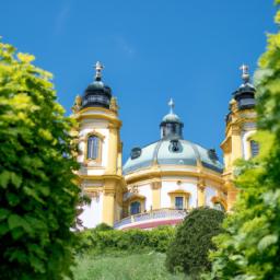 Stift Melk erstrahlt in vollem Glanz: Aufgenommen mit einem Weitwinkelobjektiv direkt vor dieser atemberaubenden Sehenswürdigkeit in Melk