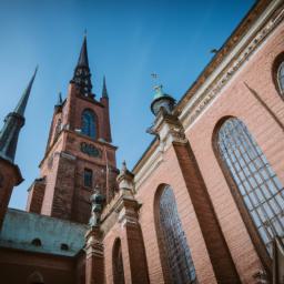 Stockholmer Dom erstrahlt in vollem Glanz: Aufgenommen mit einem Weitwinkelobjektiv direkt vor dieser atemberaubenden Sehenswürdigkeit in Schweden