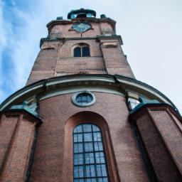 Storkyrkan erstrahlt in vollem Glanz: Aufgenommen mit einem Weitwinkelobjektiv direkt vor dieser atemberaubenden Sehenswürdigkeit in Schweden