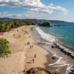 Strand Mala Plaza erstrahlt in vollem Glanz: Aufgenommen mit einem Weitwinkelobjektiv direkt vor dieser atemberaubenden Sehenswürdigkeit in Ulcinj