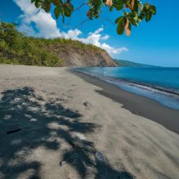 Strand von Atauro Island erstrahlt in vollem Glanz: Aufgenommen mit einem Weitwinkelobjektiv direkt vor dieser atemberaubenden Sehenswürdigkeit in Osttimor