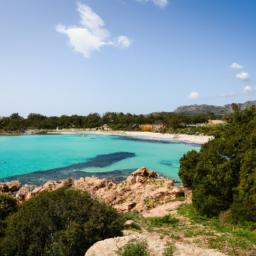 Strand von Santa Cristina erstrahlt in vollem Glanz: Aufgenommen mit einem Weitwinkelobjektiv direkt vor dieser atemberaubenden Sehenswürdigkeit in Iloret de mar