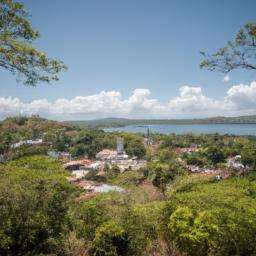 Suchitoto erstrahlt in vollem Glanz: Aufgenommen mit einem Weitwinkelobjektiv direkt vor dieser atemberaubenden Sehenswürdigkeit in El Salvador