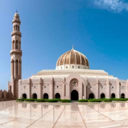 Sultan Qaboos Grand Mosque, Muscat erstrahlt in vollem Glanz: Aufgenommen mit einem Weitwinkelobjektiv direkt vor dieser atemberaubenden Sehenswürdigkeit in Oman