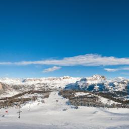 Sunshine Village erstrahlt in vollem Glanz: Aufgenommen mit einem Weitwinkelobjektiv direkt vor dieser atemberaubenden Sehenswürdigkeit in Banff