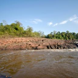 Surinam River erstrahlt in vollem Glanz: Aufgenommen mit einem Weitwinkelobjektiv direkt vor dieser atemberaubenden Sehenswürdigkeit in Surinam