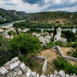 Pocitelj Historische Stadt erstrahlt in vollem Glanz: Aufgenommen mit einem Weitwinkelobjektiv direkt vor dieser atemberaubenden Sehenswürdigkeit in Bosnien und Herzegowina