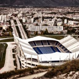 Podgorica City Stadium erstrahlt in vollem Glanz: Aufgenommen mit einem Weitwinkelobjektiv direkt vor dieser atemberaubenden Sehenswürdigkeit in Podgorica