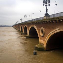 Pont de Pierre erstrahlt in vollem Glanz: Aufgenommen mit einem Weitwinkelobjektiv direkt vor dieser atemberaubenden Sehenswürdigkeit in Bourdeaux