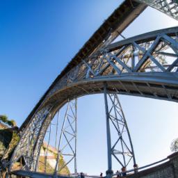 Ponte Dom Luís I erstrahlt in vollem Glanz: Aufgenommen mit einem Weitwinkelobjektiv direkt vor dieser atemberaubenden Sehenswürdigkeit in Portugal