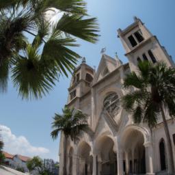 Port-au-Prince Kathedrale erstrahlt in vollem Glanz: Aufgenommen mit einem Weitwinkelobjektiv direkt vor dieser atemberaubenden Sehenswürdigkeit in Haiti