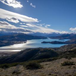 Patagonien erstrahlt in vollem Glanz: Aufgenommen mit einem Weitwinkelobjektiv direkt vor dieser atemberaubenden Sehenswürdigkeit in Chile