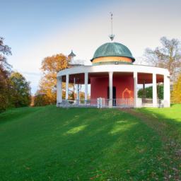 Pavillon der Salzquelle erstrahlt in vollem Glanz: Aufgenommen mit einem Weitwinkelobjektiv direkt vor dieser atemberaubenden Sehenswürdigkeit in Franzensbad