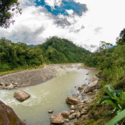 Pacuare River erstrahlt in vollem Glanz: Aufgenommen mit einem Weitwinkelobjektiv direkt vor dieser atemberaubenden Sehenswürdigkeit in Turrialba