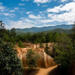 Pai Canyon erstrahlt in vollem Glanz: Aufgenommen mit einem Weitwinkelobjektiv direkt vor dieser atemberaubenden Sehenswürdigkeit in Thailand