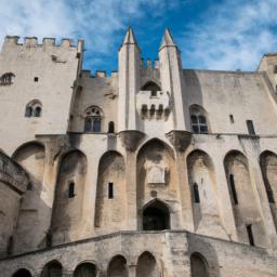 Palais des Papes erstrahlt in vollem Glanz: Aufgenommen mit einem Weitwinkelobjektiv direkt vor dieser atemberaubenden Sehenswürdigkeit in Avignon