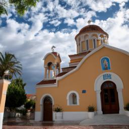 Panagia Theoskepasti Kirche erstrahlt in vollem Glanz: Aufgenommen mit einem Weitwinkelobjektiv direkt vor dieser atemberaubenden Sehenswürdigkeit in Paphos