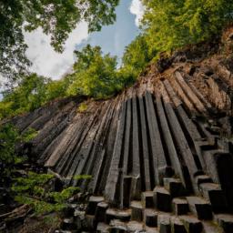 Papaseea Sliding Rocks erstrahlt in vollem Glanz: Aufgenommen mit einem Weitwinkelobjektiv direkt vor dieser atemberaubenden Sehenswürdigkeit in Samoa