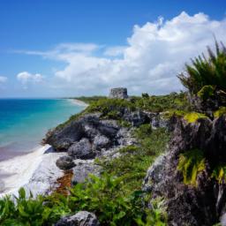 Parque Nacional Tulum erstrahlt in vollem Glanz: Aufgenommen mit einem Weitwinkelobjektiv direkt vor dieser atemberaubenden Sehenswürdigkeit in Tulum