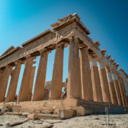 Parthenon erstrahlt in vollem Glanz: Aufgenommen mit einem Weitwinkelobjektiv direkt vor dieser atemberaubenden Sehenswürdigkeit in Griechenland