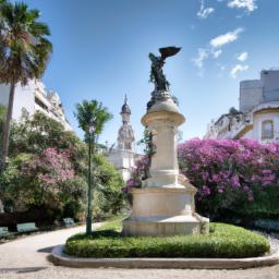 Paseo de Montejo erstrahlt in vollem Glanz: Aufgenommen mit einem Weitwinkelobjektiv direkt vor dieser atemberaubenden Sehenswürdigkeit in Merida