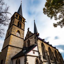 Peter und Paul Kirche erstrahlt in vollem Glanz: Aufgenommen mit einem Weitwinkelobjektiv direkt vor dieser atemberaubenden Sehenswürdigkeit in Echternach