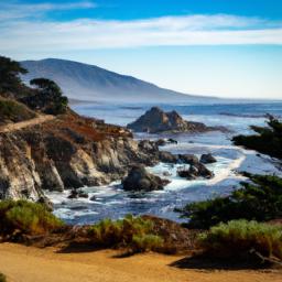 Pebble Beach erstrahlt in vollem Glanz: Aufgenommen mit einem Weitwinkelobjektiv direkt vor dieser atemberaubenden Sehenswürdigkeit in Monterey