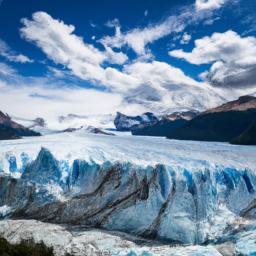 Perito-Moreno-Gletscher erstrahlt in vollem Glanz: Aufgenommen mit einem Weitwinkelobjektiv direkt vor dieser atemberaubenden Sehenswürdigkeit in Argentinien