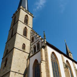 Pfarrkirche St. Nikolaus erstrahlt in vollem Glanz: Aufgenommen mit einem Weitwinkelobjektiv direkt vor dieser atemberaubenden Sehenswürdigkeit in Vianden