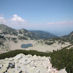 Pirin Nationalpark erstrahlt in vollem Glanz: Aufgenommen mit einem Weitwinkelobjektiv direkt vor dieser atemberaubenden Sehenswürdigkeit in Bulgarien