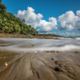 Playa Cocles erstrahlt in vollem Glanz: Aufgenommen mit einem Weitwinkelobjektiv direkt vor dieser atemberaubenden Sehenswürdigkeit in Puerto Viejo