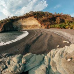 Playa El Sunzal erstrahlt in vollem Glanz: Aufgenommen mit einem Weitwinkelobjektiv direkt vor dieser atemberaubenden Sehenswürdigkeit in El Salvador