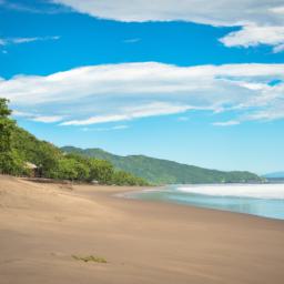 Playa Hermosa erstrahlt in vollem Glanz: Aufgenommen mit einem Weitwinkelobjektiv direkt vor dieser atemberaubenden Sehenswürdigkeit in Uvita