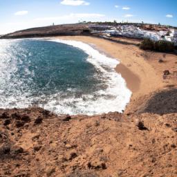 Playa Negra erstrahlt in vollem Glanz: Aufgenommen mit einem Weitwinkelobjektiv direkt vor dieser atemberaubenden Sehenswürdigkeit in Puerto Viejo