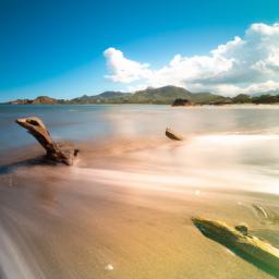 Playa Tamarindo erstrahlt in vollem Glanz: Aufgenommen mit einem Weitwinkelobjektiv direkt vor dieser atemberaubenden Sehenswürdigkeit in Tamarindo