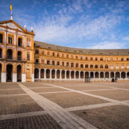 Plaza de la Corredera erstrahlt in vollem Glanz: Aufgenommen mit einem Weitwinkelobjektiv direkt vor dieser atemberaubenden Sehenswürdigkeit in Cordoba