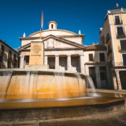 Plaça de la Rotonda erstrahlt in vollem Glanz: Aufgenommen mit einem Weitwinkelobjektiv direkt vor dieser atemberaubenden Sehenswürdigkeit in La Vella