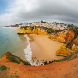 Praia dos Pescadores erstrahlt in vollem Glanz: Aufgenommen mit einem Weitwinkelobjektiv direkt vor dieser atemberaubenden Sehenswürdigkeit in Albufeira