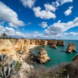 Praia da Marinha erstrahlt in vollem Glanz: Aufgenommen mit einem Weitwinkelobjektiv direkt vor dieser atemberaubenden Sehenswürdigkeit in Portugal