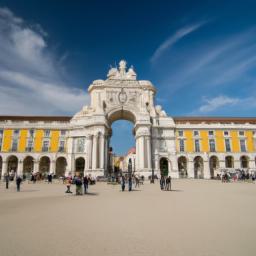 Praça do Comércio erstrahlt in vollem Glanz: Aufgenommen mit einem Weitwinkelobjektiv direkt vor dieser atemberaubenden Sehenswürdigkeit in Portugal