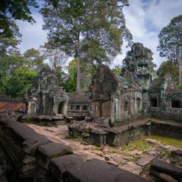 Preah Khan Tempel erstrahlt in vollem Glanz: Aufgenommen mit einem Weitwinkelobjektiv direkt vor dieser atemberaubenden Sehenswürdigkeit in Kambodscha