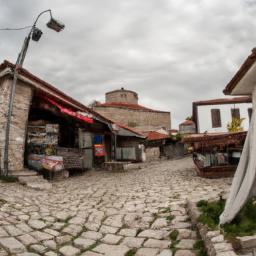 Prilep's Old Bazaar erstrahlt in vollem Glanz: Aufgenommen mit einem Weitwinkelobjektiv direkt vor dieser atemberaubenden Sehenswürdigkeit in Prilep