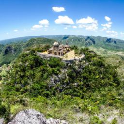 Puerta del Diablo erstrahlt in vollem Glanz: Aufgenommen mit einem Weitwinkelobjektiv direkt vor dieser atemberaubenden Sehenswürdigkeit in El Salvador