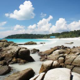 Pulebardha Beach erstrahlt in vollem Glanz: Aufgenommen mit einem Weitwinkelobjektiv direkt vor dieser atemberaubenden Sehenswürdigkeit in Saranda